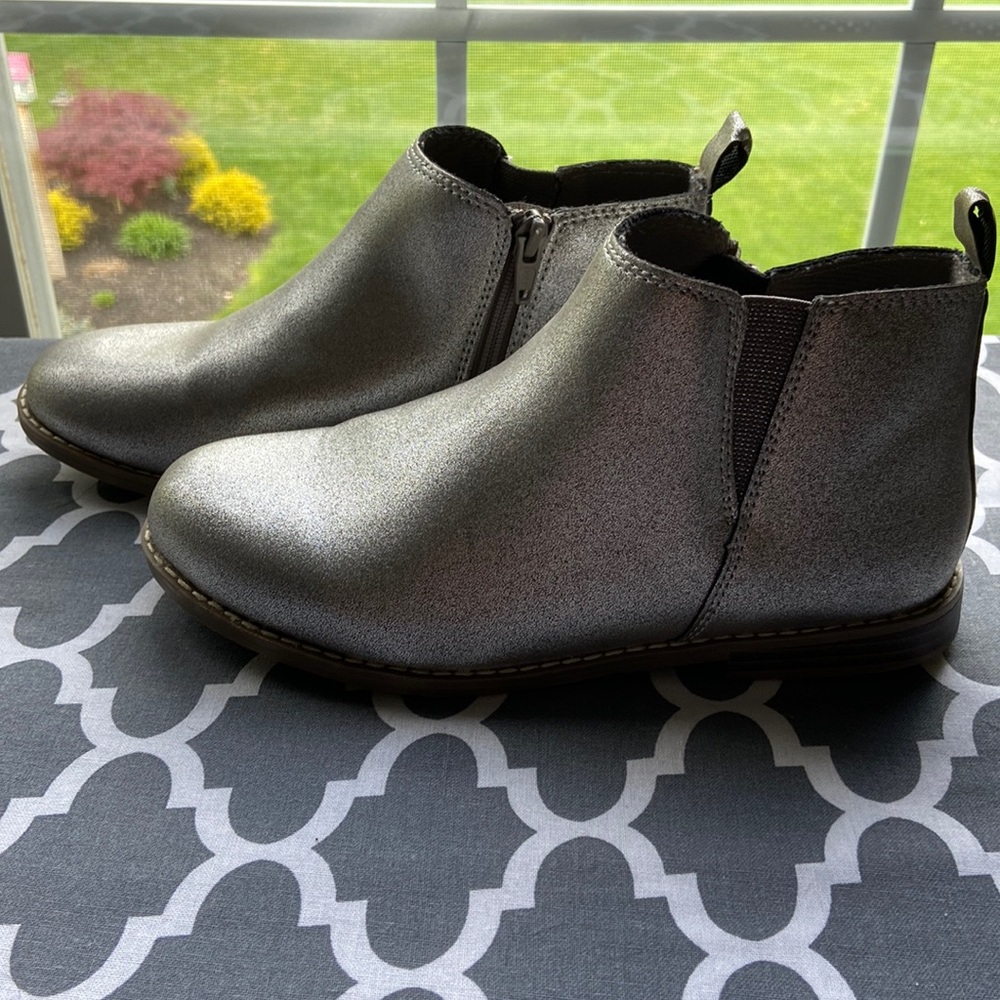 Gap silver booties kids size 4 EUC